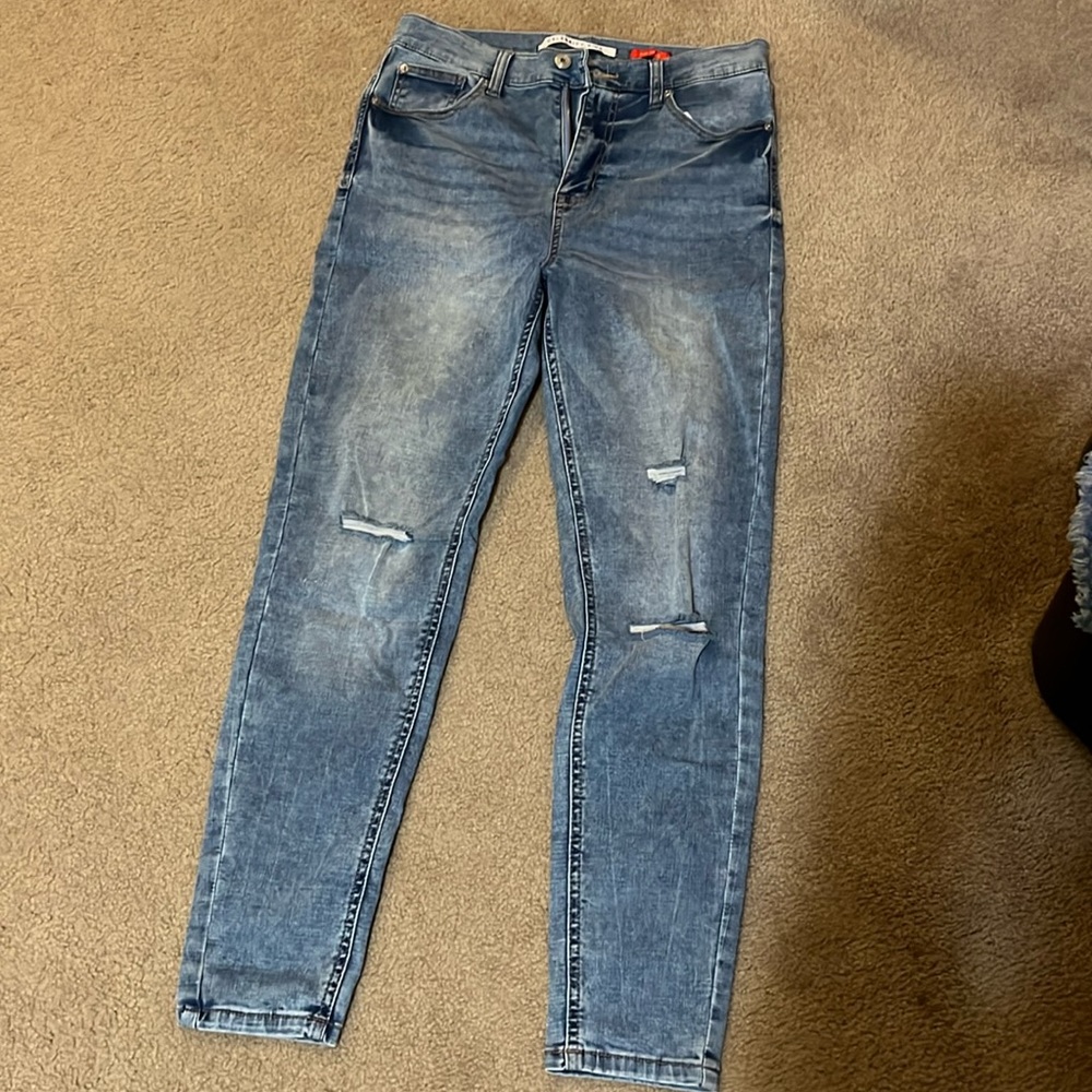 NWOT Distressed Skinny Jeans